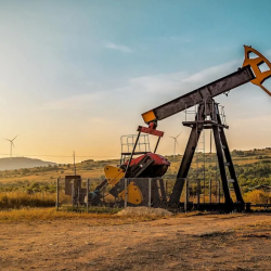 Global crude oil market game: the complex chess game behind policy swings and strategic production increases